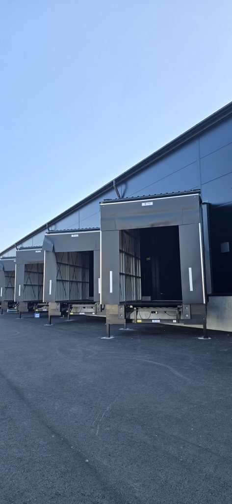 DANX logistiikkakeskus Pirkkalassa takapihan lastauslaiturit ja rekkataskut