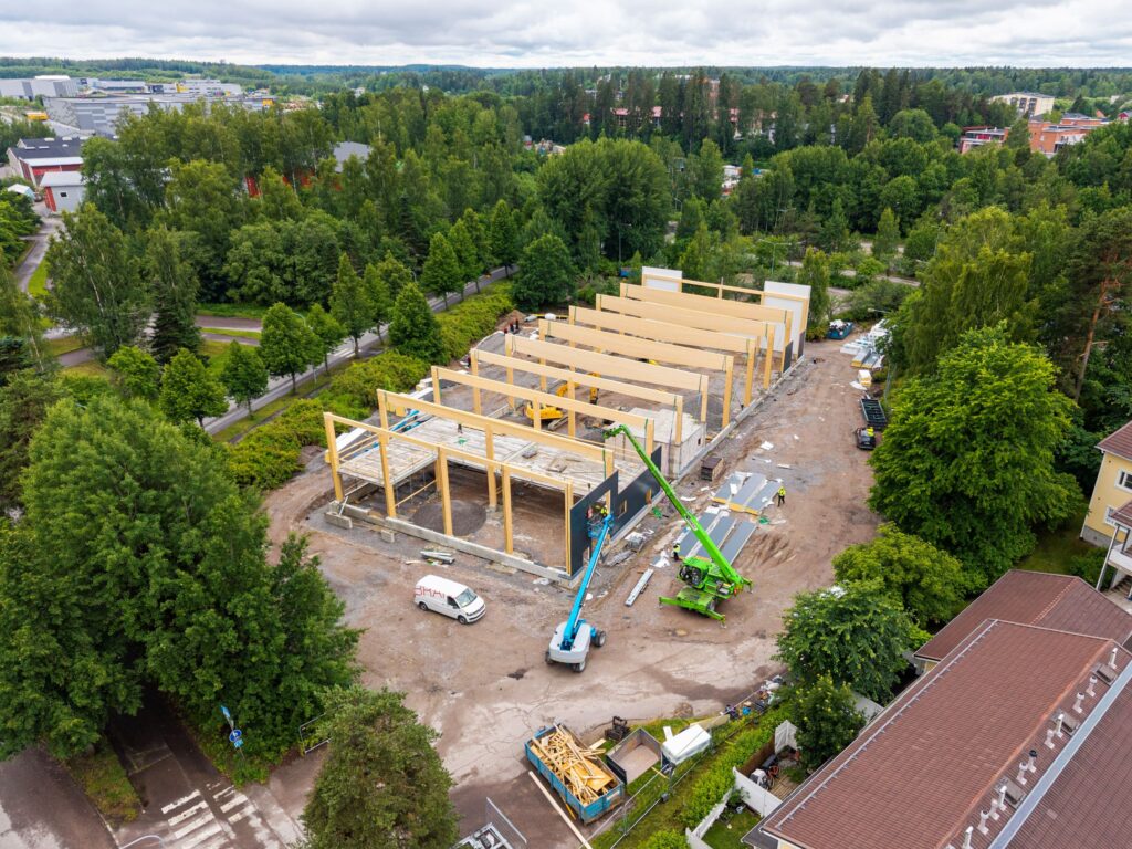 Rakennustyömaalla on käynnissä puurunkoisen toimitilakiinteistön rakennustyöt.